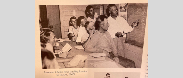 Photo des années 1950 d'hommes dans une salle de classe